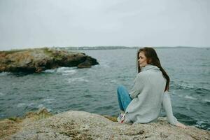 ritratto di un' donna lungo capelli natura rocce costa paesaggio femmina rilassante foto