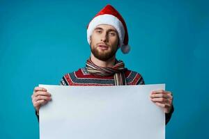 emotivo uomo nel un' Natale bianca modello manifesto blu sfondo foto