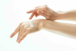 femmina mani l'applicazione crema idratante cosmetici massaggio foto