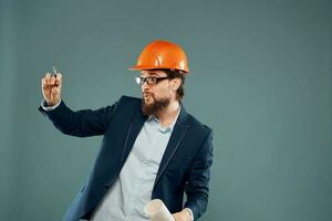 emotivo uomo nel arancia difficile cappello ingegnere opera industria costruzione foto