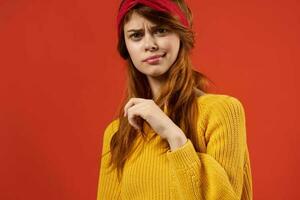 donna nel giallo maglione con rosso fascia per capelli moda foto
