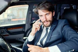 uomini d'affari guida un' auto viaggio lusso stile di vita se stesso fiducia foto