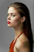 bellissimo donna rosso labbra rosso vestito fascino avvicinamento foto