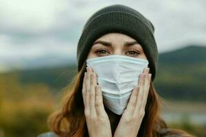 viaggiatore caldo cappello donna turista coronavirus epidemico foto