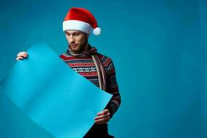 allegro uomo nel un' Natale blu modello manifesto blu sfondo foto