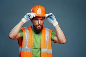 un' uomo nel un' opera uniforme è un' costruzione ingegnere. industria professionale arancia difficile cappello foto