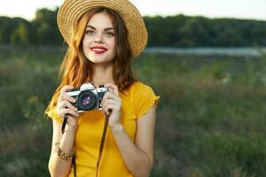 bella donna fotografo nel natura Sorridi rosso labbra attraente Guarda foto