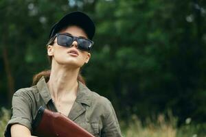 donna su all'aperto nel occhiali da sole a caccia stile di vita nero berretto foto