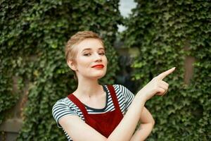 bella donna all'aperto un' tazza di caffè divertimento camminare foto