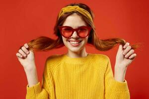 donna con giallo fascia per capelli rosso bicchieri moda giallo maglione foto