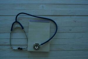 pillole stetoscopio di legno sfondo trattamento ospedale foto