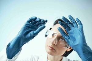 femmina laboratorio assistente blu guanti ricerca tecnologia scienza professionale foto
