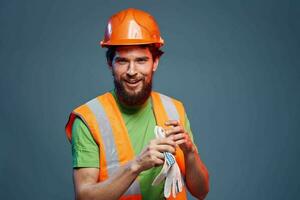 uomo nel costruzione uniforme arancia casco sicurezza emozioni blu sfondo foto
