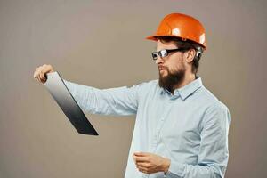 uomo nel arancia difficile cappello professionale sicurezza Manuale documenti opera foto