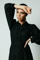 attraente brunetta nel nero vestito moda fascino lusso foto