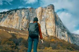 donna turista con fresa vicino montagne viaggio paesaggio avventura foto