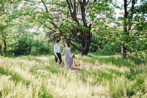un ragazzo e una ragazza passeggiano nel giardino primaverile dei lillà