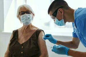 anziano donna indossare medico maschera ospedale vaccinazione immunizzazione sicurezza foto