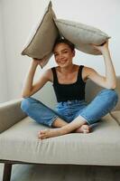 giovane donna con corto taglio di capelli capelli avendo divertimento a casa su il divano Sorridi e felicità, vacanza a casa, naturale in posa senza filtri, gratuito copia spazio foto