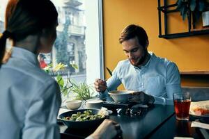 dipendenti a il tavolo nel il bar pranzo rompere cucinando donne e uomo foto