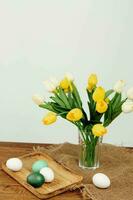 Pasqua uova vacanza decorazione mazzo di tulipani foto