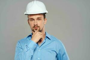 uomo nel costruzione uniforme professionale ingegnere Lavorando foto