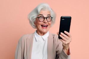 un' contento pensionato vecchio donna Tenere un' smartphone nel sua mani creato con generativo ai tecnologia. foto