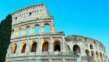 colosseo visto a partire dal sotto su un' bellissimo giorno foto