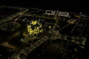 Alessandro nevsky Cattedrale, prese a partire dal un' quadcopter a notte. foto