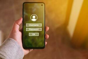 donna uso smartphone per ingresso nome utente e parola d'ordine. tecnologia sicurezza sistema. impedire pirata concetto. foto