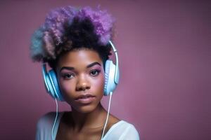 sognare nero donna con viola afro capelli ascolta canzone nel cuffia. generativo ai illustrazione foto