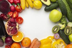 disposizione piatta di frutta e verdura con uno spazio bianco foto