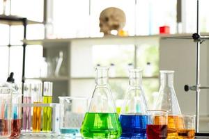 laboratorio di lavoro chimico test medici, liquidi colorati foto