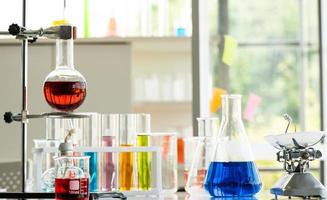 laboratorio di lavoro chimico test medici, liquidi colorati foto