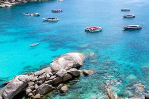 isola di roccia a vela baia di similan nel mare delle andamane