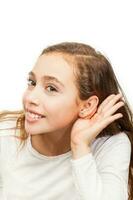 giovane ragazza fabbricazione un' ascoltando gesto isolato su bianca sfondo foto