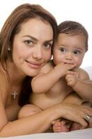 contento bellissimo giovane madre e sua bambino ragazza su bianca sfondo foto