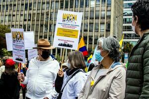 bogotà, Colombia, 2022. tranquillo, calmo protesta marce nel bogotà Colombia contro il governo di gustavo petrò. foto