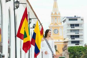 bellissimo donna a piedi in giro cartagena de indie Il prossimo per il famoso orologio Torre foto