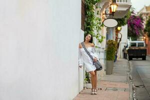 bellissimo donna a il strade di il murato città nel cartagena de indie foto