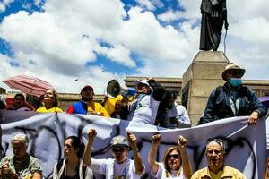 bogotà, Colombia, 2022. tranquillo, calmo protesta marce nel bogotà Colombia contro il governo di gustavo petrò. foto