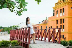 bellissimo donna su bianca vestito in piedi solo a il muri circostante di il coloniale città di cartagena de indie foto