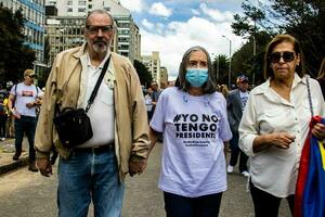 bogotà, Colombia, 2022. tranquillo, calmo protesta marce nel bogotà Colombia contro il governo di gustavo petrò. foto