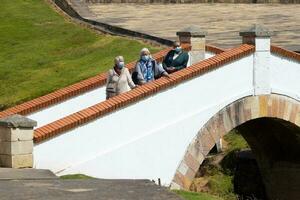 gruppo di donne in viaggio. il famoso storico ponte di boyaca nel Colombia. il colombiano indipendenza battaglia di boyaca ha preso posto Qui su agosto 7, 1819. foto