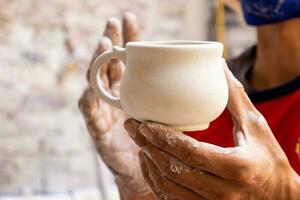 ceramica su il elaborazione processi a un' tradizionale fabbrica a il piccolo città di raquira nel Colombia foto