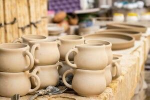 ceramica su il elaborazione processi a un' tradizionale fabbrica a il piccolo città di raquira nel Colombia foto