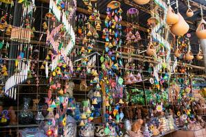 bellissimo fatto a mano vento carillon fatto di argilla a il piccolo cittadina di raquira anche conosciuto come il città di pentole nel Colombia foto