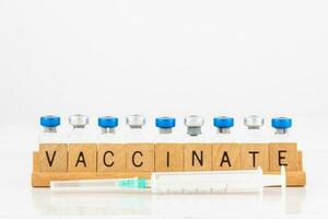 ottenere vaccinati concetto nel bianca sfondo foto