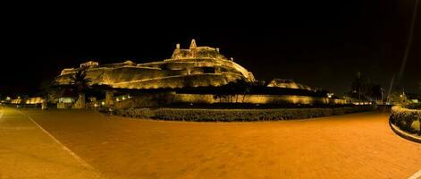 panorama di il san felipe castello nel cartagena de indie a notte foto