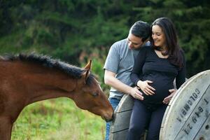 coppia in attesa per loro bambino - 38 settimane foto